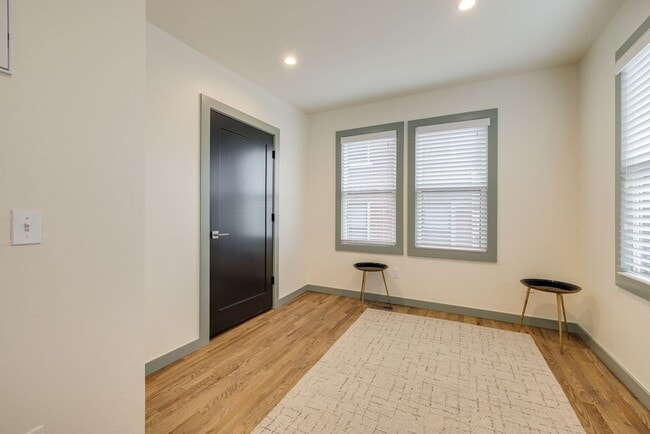 Building Photo - Welcome to this charmingly updated 2 Bedroom 1 Bathroom Bungalow Located in the Historic Jefferso...