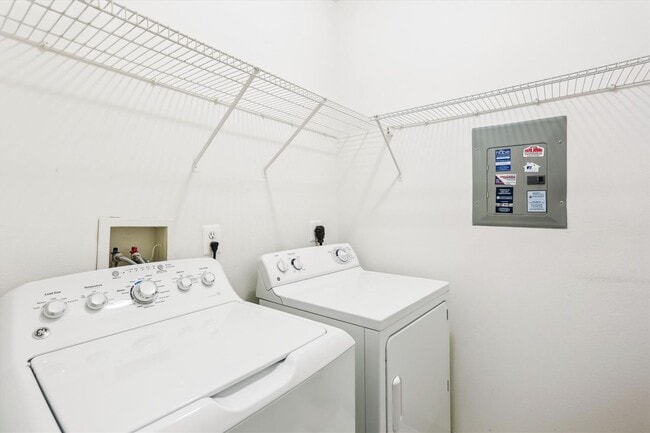 Building Photo - FRESH & READY! 2BD/2BA Next to METRO with ...