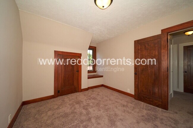 Building Photo - 412 N Merrill St