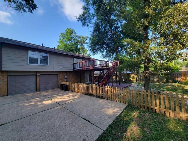 Building Photo - 3222 River Valley Dr