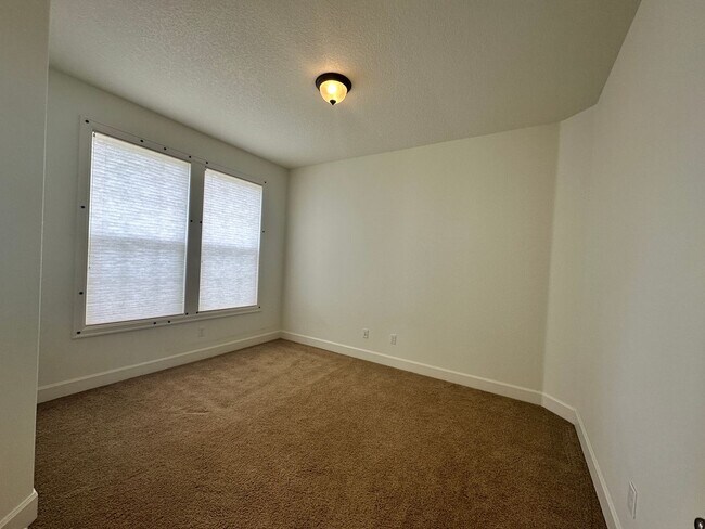 Building Photo - Spacious 3 Bedroom + Bonus Room , club, Across from Park!