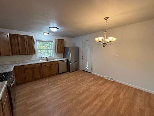 Building Photo - 3 Bedroom Home
