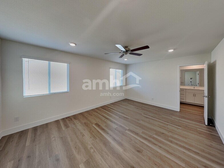 Building Photo - 10131 Cv Mountain St