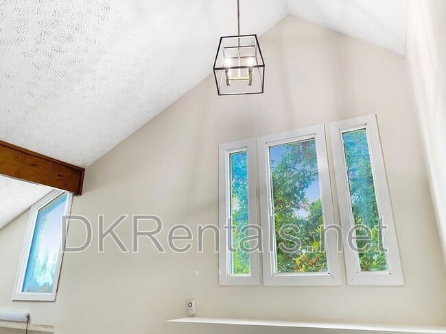 Building Photo - 2136 Clementine Dr