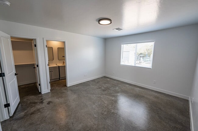 Building Photo - 4 Bedroom 2 Bathroom Home