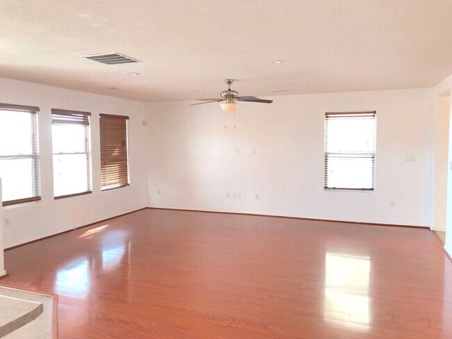 Building Photo - Spacious 4 bedroom Northern Meadows Home with Refriderated Air!
