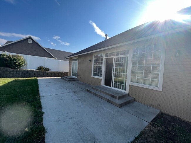 Building Photo - 8707 MacLaren Ave