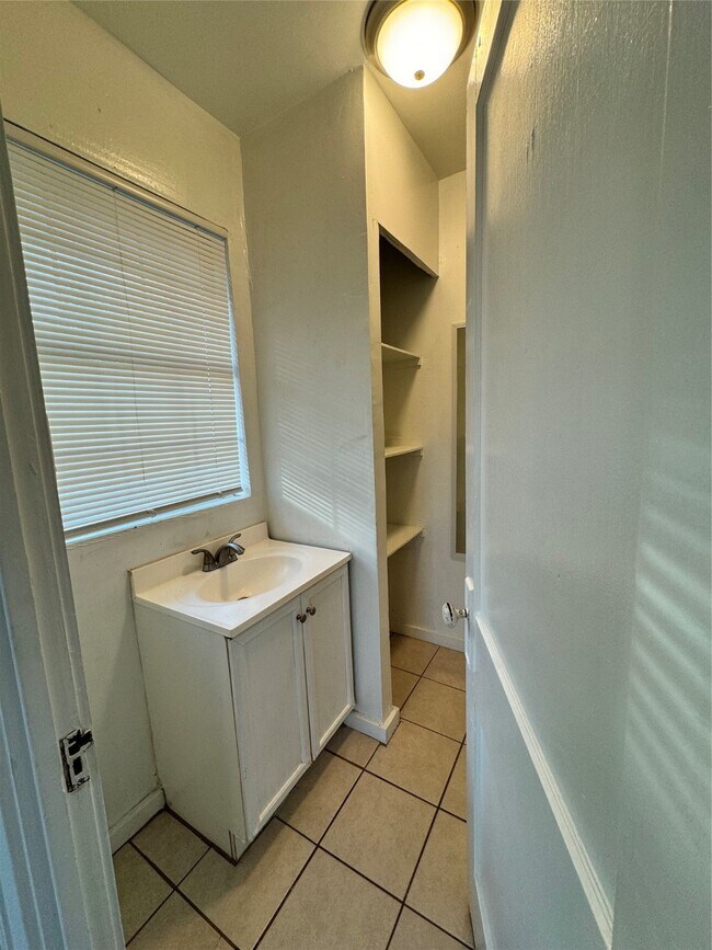 Building Photo - 903 Oakhurst St