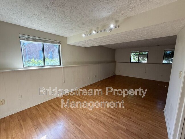 Building Photo - 2421 Bentree Ct