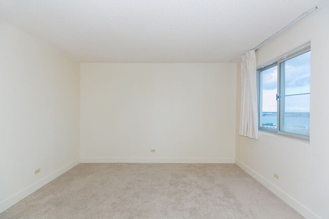 Building Photo - Views and Location!