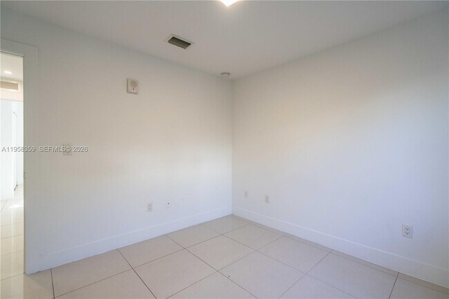 Building Photo - 1985 Bay Dr