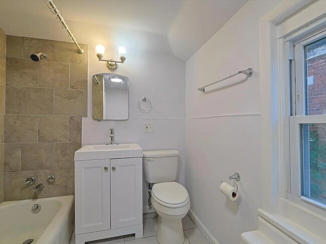 Building Photo - 95 Delafield St