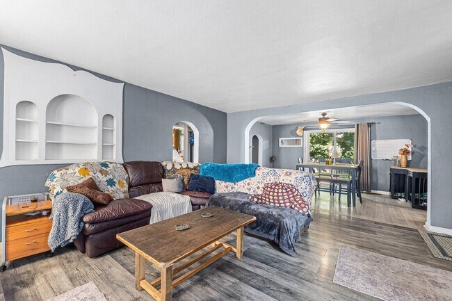 Building Photo - 206 W Jenkins Ave