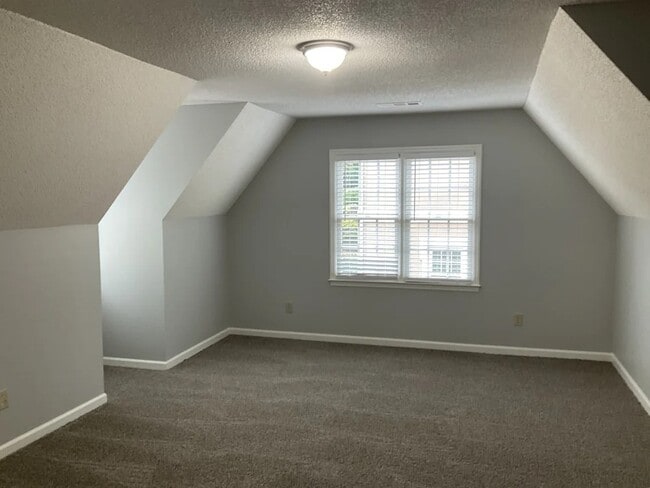 Building Photo - 5551 Fallsbrook Trce