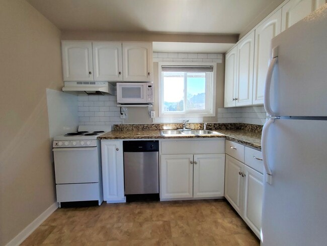 Building Photo - Adorable Second Floor Condo