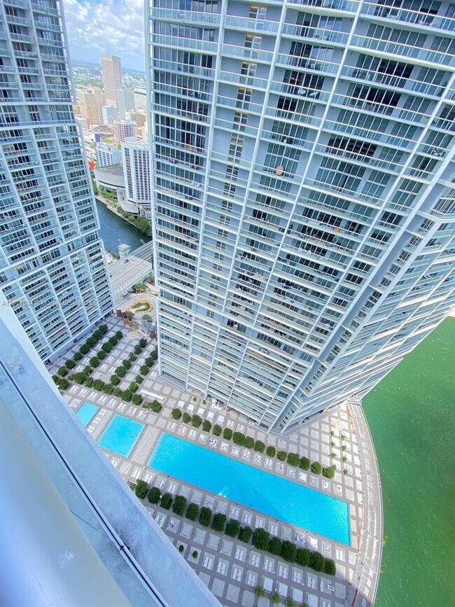 Building Photo - 495 Brickell Ave