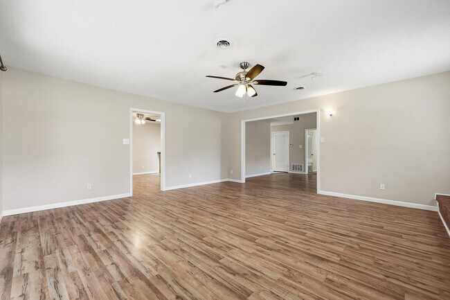 Building Photo - 338 Coral Dr SW