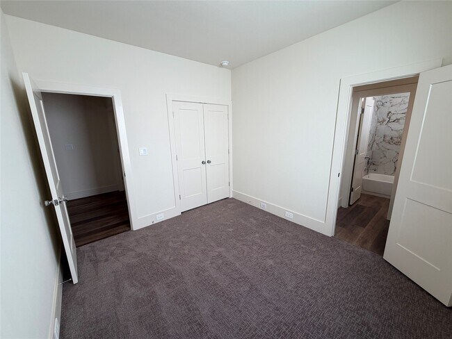 Building Photo - 879 Rachel St