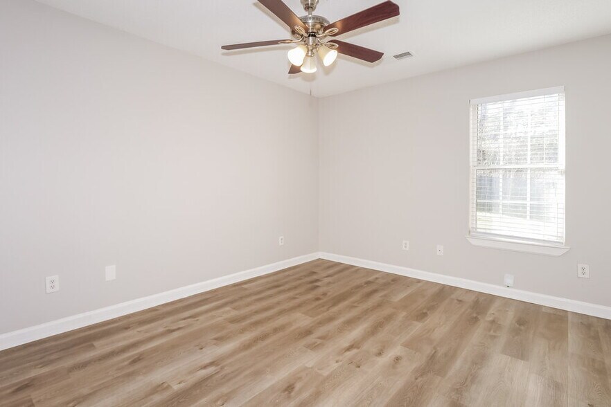 Building Photo - 8793 5 Oaks Dr W