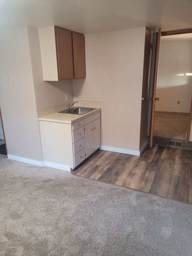 Building Photo - Welcome to this Charming 3 bedroom, 2 bath...