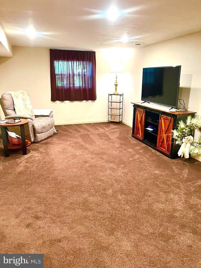 Building Photo - 754 Mechanic St