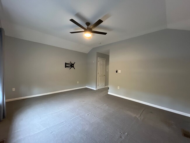 Building Photo - Spacious 3-bedroom, 2.5-bath home in South...