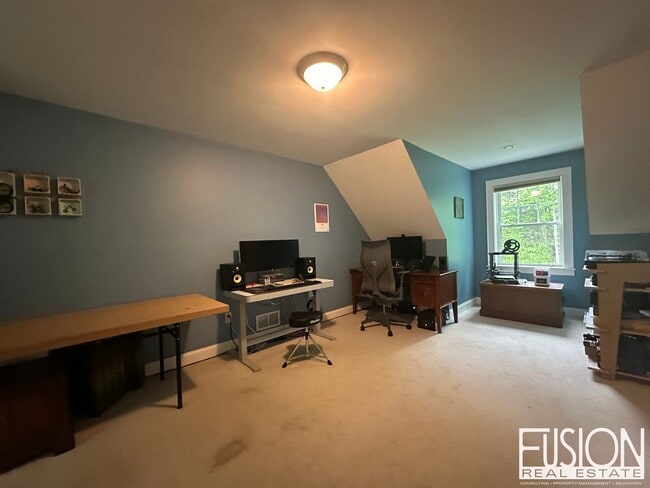 Building Photo - Beautiful, Spacious, Private Four Bedroom ...