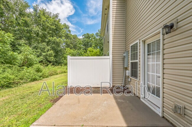 Building Photo - 2455 Silverthorn Dr