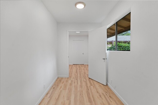 Building Photo - Remodeled 2 Bed/1 bath Attached Cottage in...