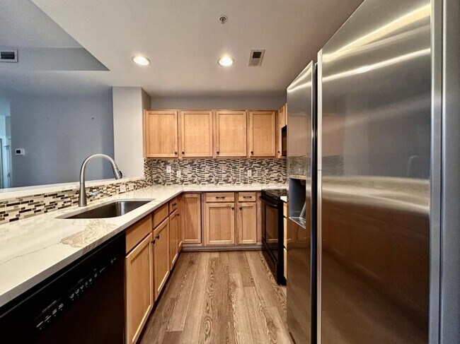 Building Photo - 718 W Trade St