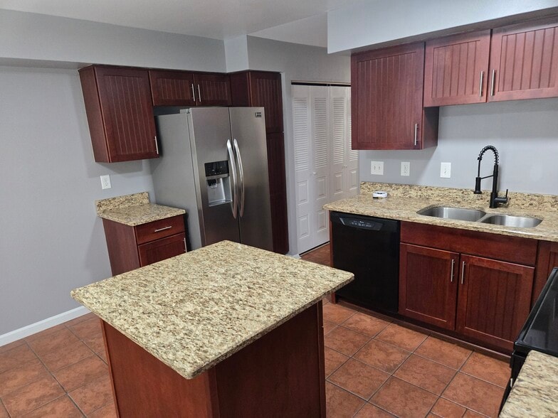 Building Photo - 33 N Ann St