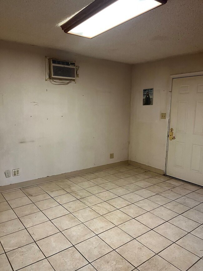 Building Photo - 3 Bedroom in Suburbs