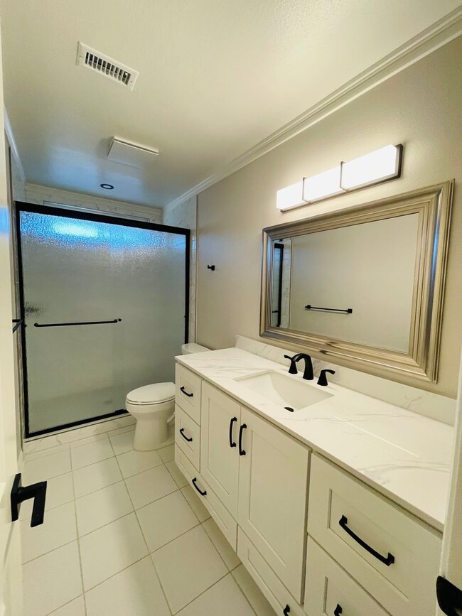 Building Photo - Amazing renovated 4 bedroom 2 full bath si...