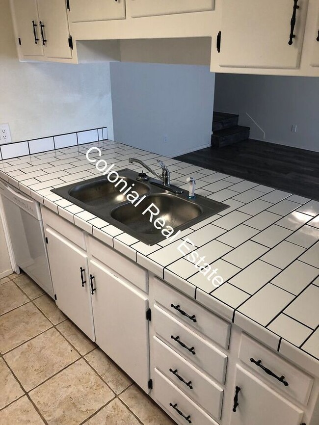 Building Photo - 2 Bedroom 1 and 1/2 Bathroom Apartment in quiet neighborhood!