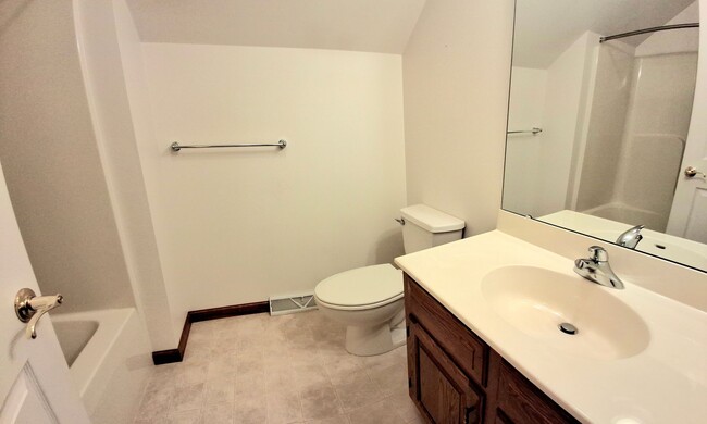 Building Photo - 3 Bedroom 4.5 Bathroom Available in Elizab...