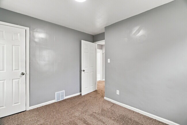 Building Photo - 8650 Greenview Ave