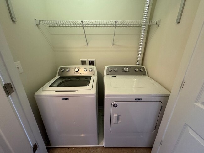 Building Photo - Gorgeous 3 Bed 3.5 Bath Interior Townhome In Powells Run Village