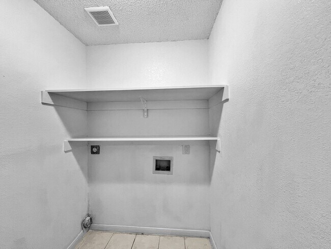 Building Photo - Charming 3-Bed, 2-Bath Home in Lewisville with Open Floor Plan & Fireplace