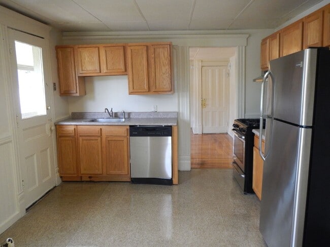 Building Photo - Beautiful Upper Flat With Private Side Por...