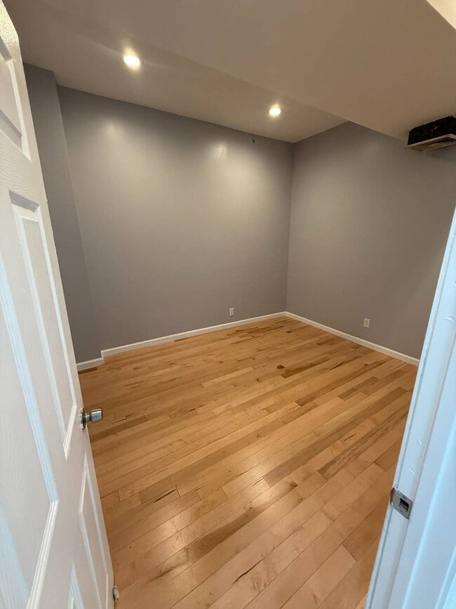 Building Photo - 246-04 Jericho Tpke