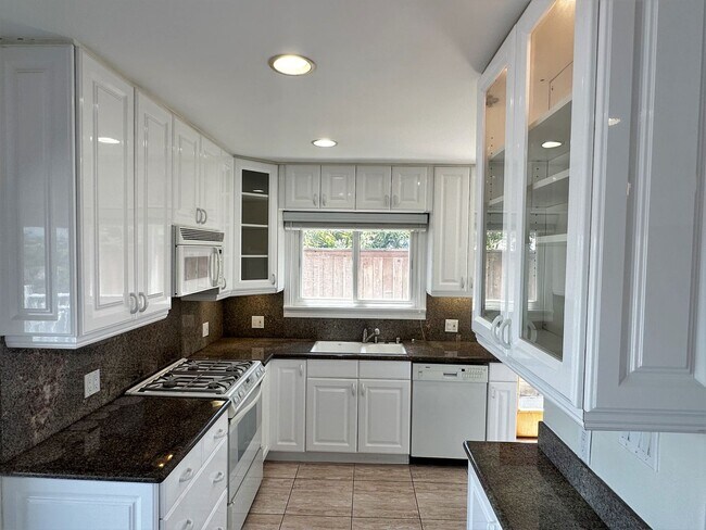 Building Photo - Charming 2+1 PDR hills home w/ large lot. Jacuzzi, decks, fireplace, view, walk to the beach!