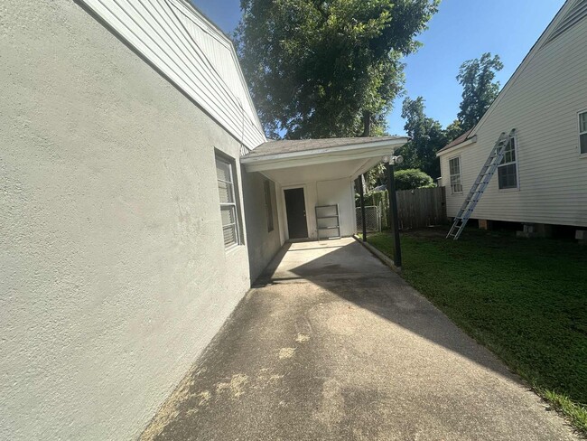 Building Photo - Cozy remodeled home
