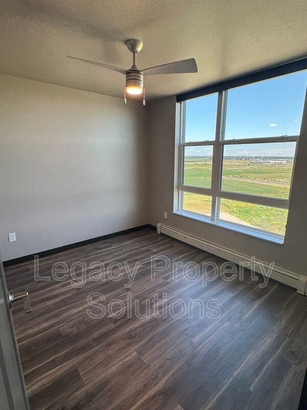 Building Photo - 220 E Greenfield Ln