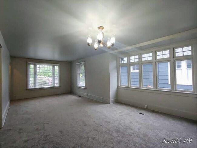 Building Photo - 843 NE 56th St