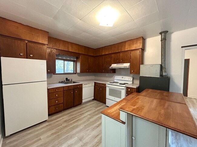 Building Photo - Cottage Style 1 Bed Home with a Large Yard...