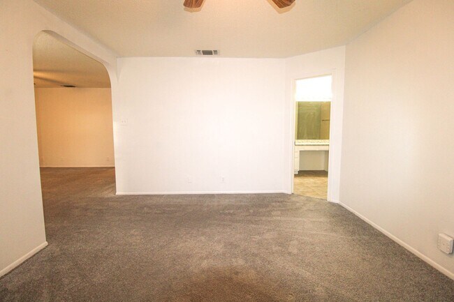 Building Photo - 14018 N Hills Village Dr