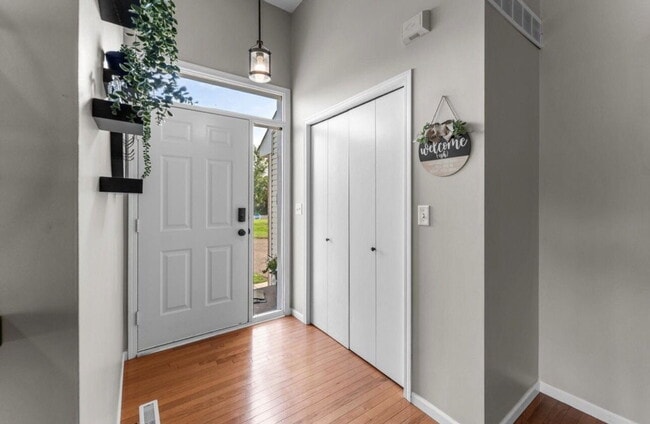 Building Photo - Elegant 3-Bed Single Family with Fireplace & Hardwood Floors in Shakopee – 2345 Sq Ft of Comfort