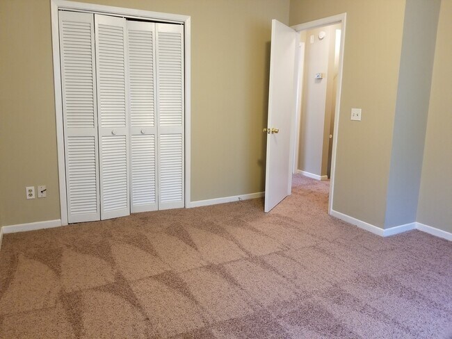 Building Photo - Charming 2Bed/1.5 Bath End-Unit Townhome Conveniently Located Near Schools, Shopping & Tyndall AFB!