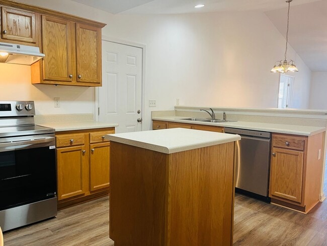 Building Photo - Wow! Check out this charming 3 bedroom 2 b...