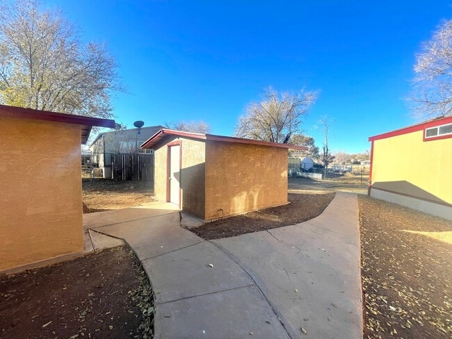 Building Photo - 3 bedroom in Chino!